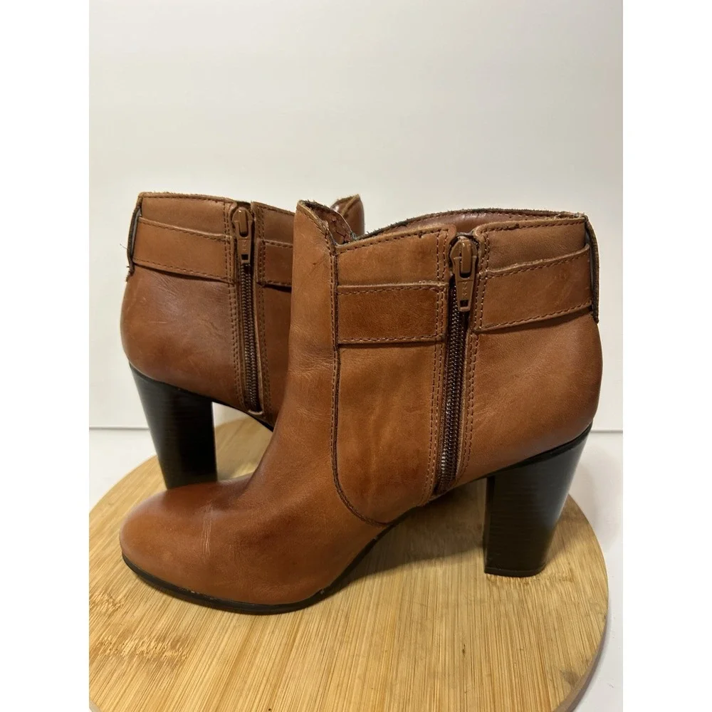 Liz Claiborne Tan Brown Leather 3.5